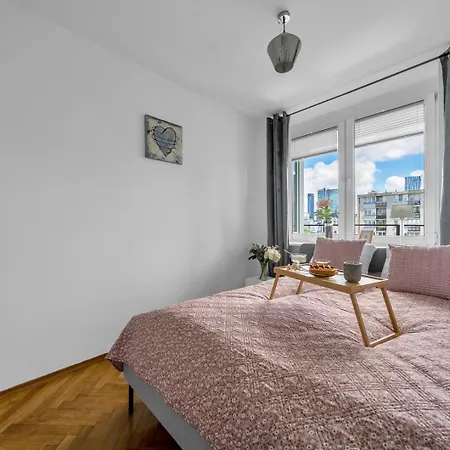 - 9th Floor, Balcony, Tram&bus - By Rentujemy Апартаменты